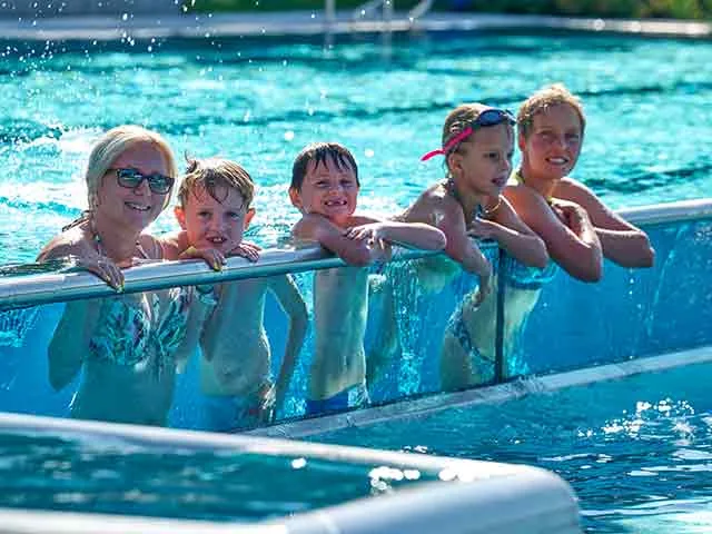 Panoramafenster im Freibad Bodenmais mit Blick auf den Silberberg