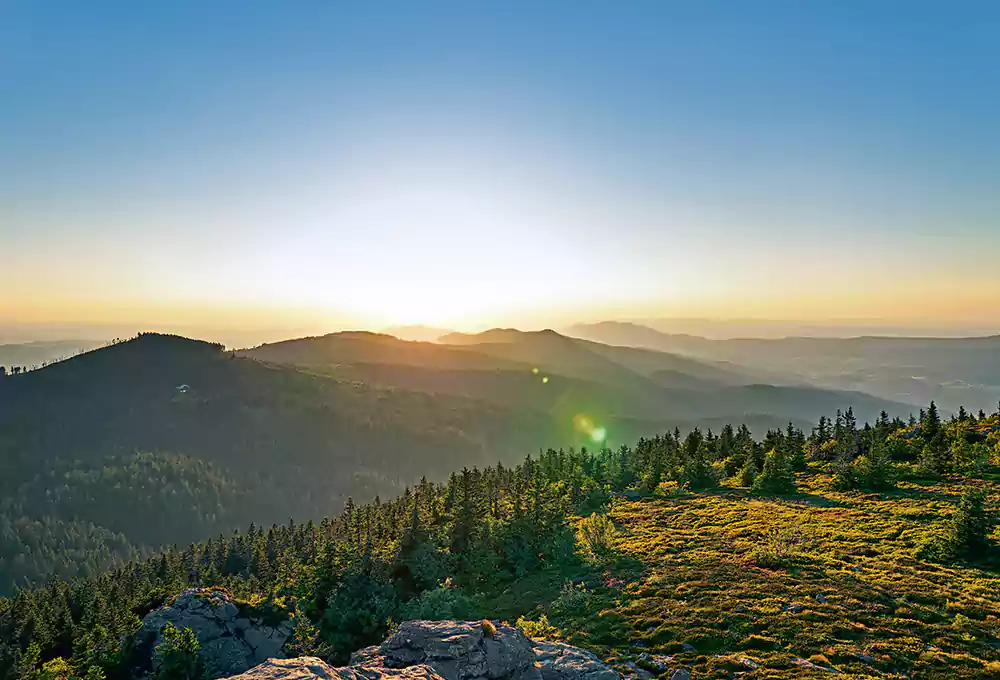 Blick vom Arber-Gipfel zur Chamer Hütte