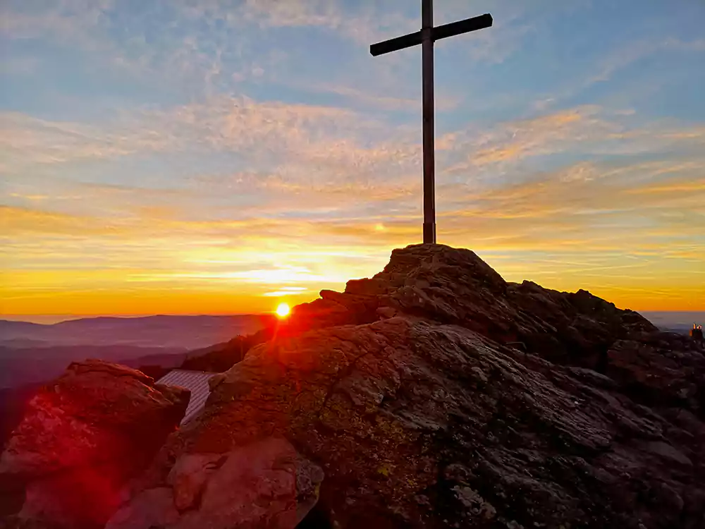 Sonnenuntergang am Gipfelkreuz des Großen Arber
