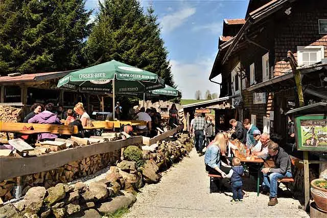 Biergarten der Kuhalm im Sommer
