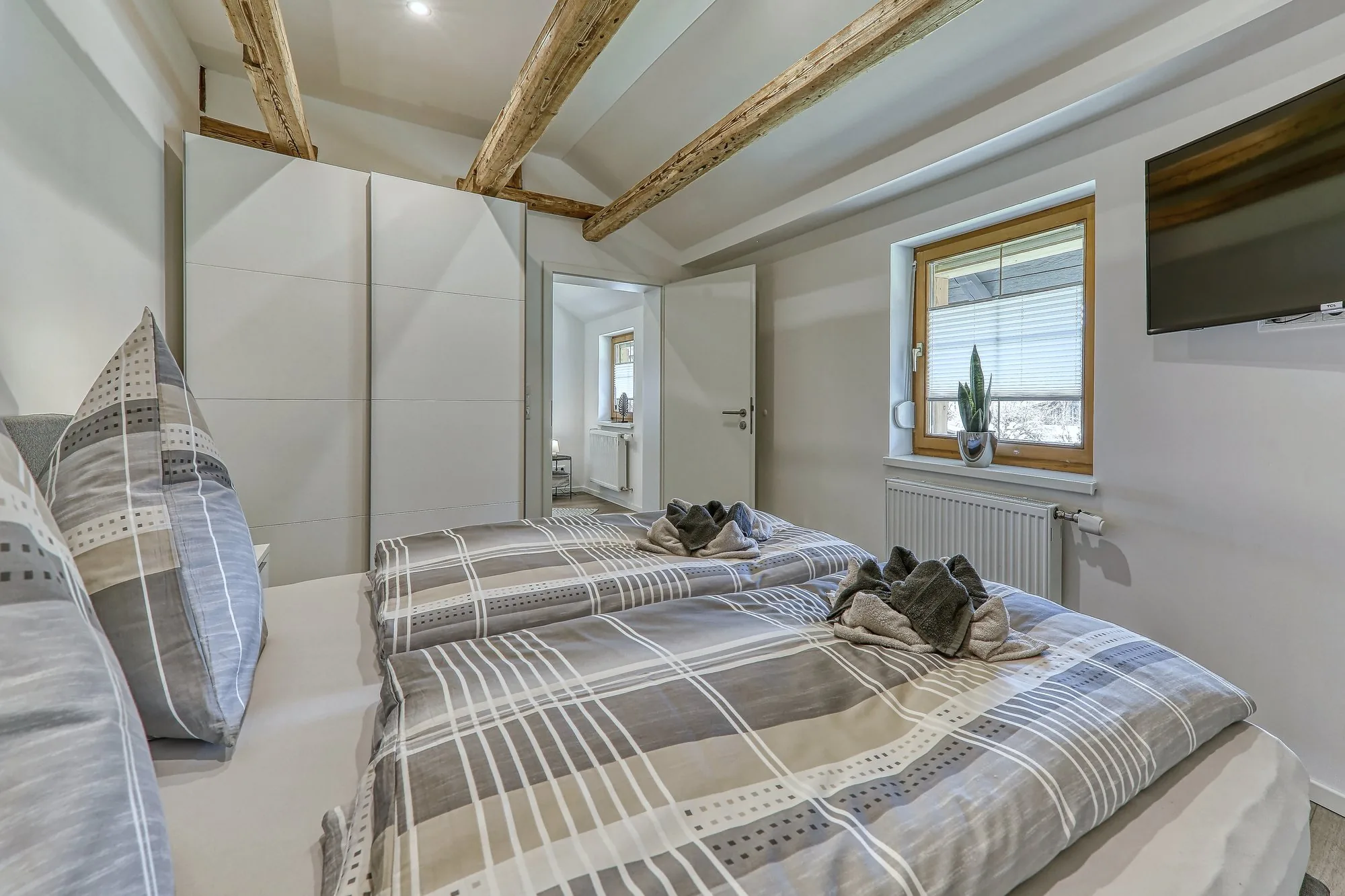 Ferienwohnung Bayern – Holzbalken im Schlafzimmer