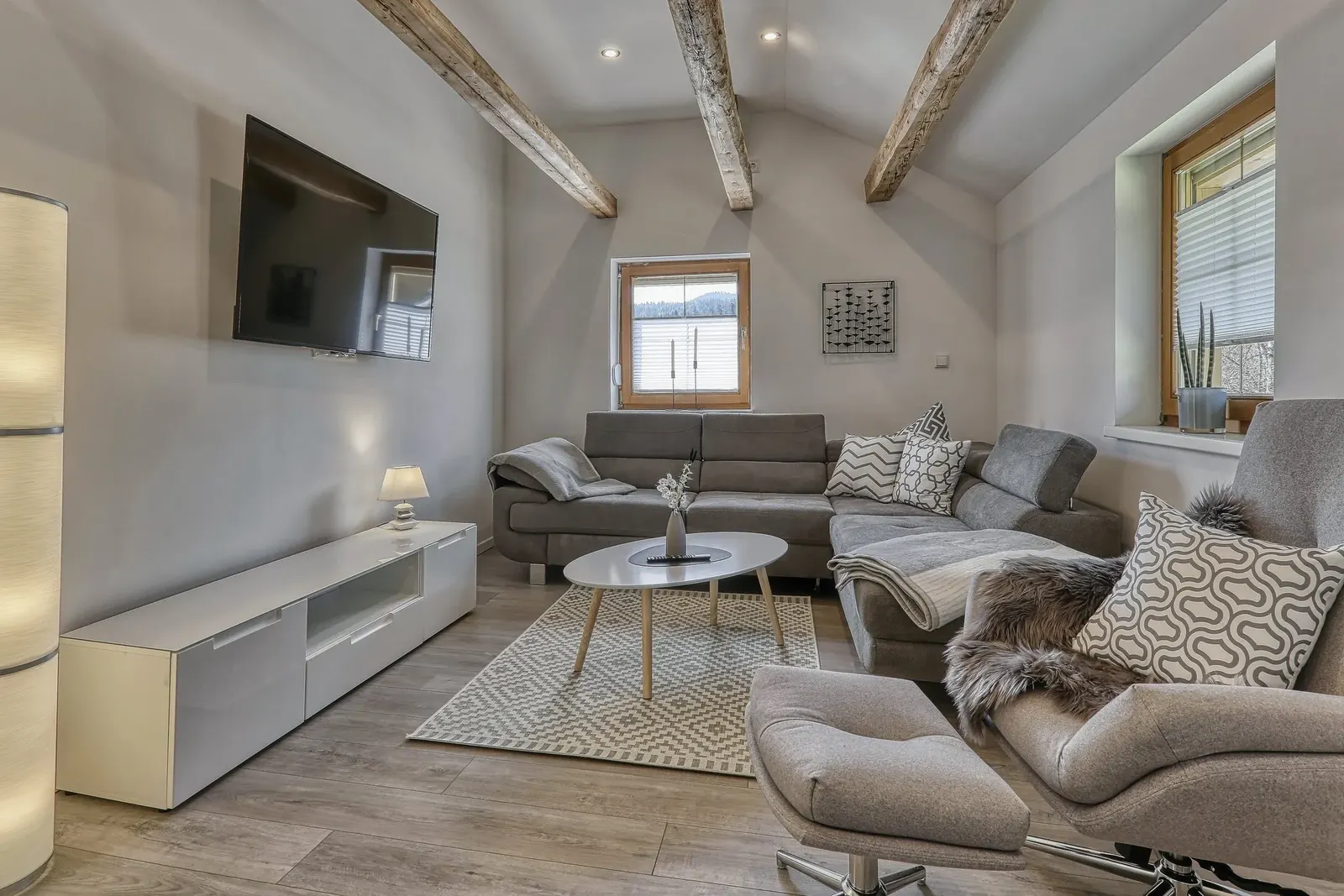 Ferienwohnung Bayern – Wohnzimmer mit restaurierten Holzbalken