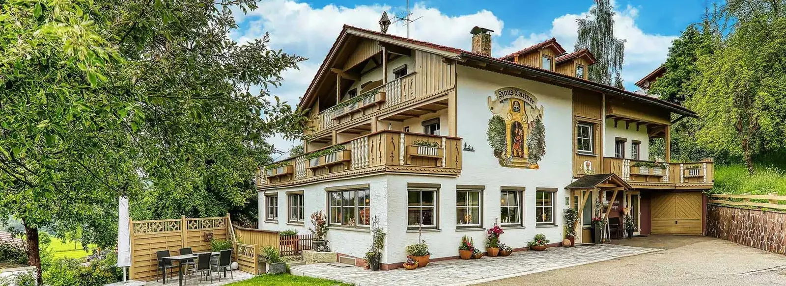 Außenansicht der Pension Leutner in Bodenmais mit Balkonen und Bergblick